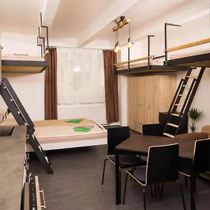Flying Bed Close To Castle And Airport Apartamento Praga
