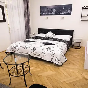 Black & White By Wenceslas Square And Muzeum Apartamento Praga